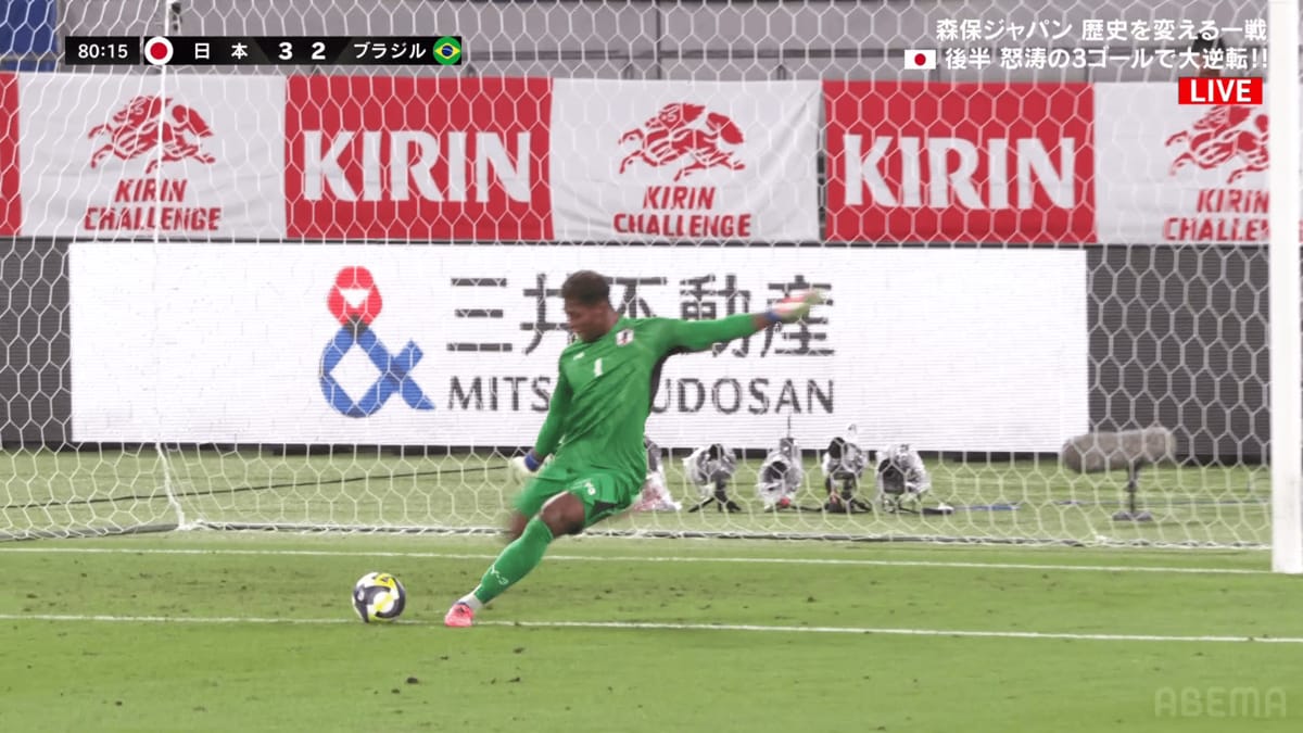 飛びすぎだろ！」日本代表GKの“衝撃80mフィード”が話題沸騰「すんごい