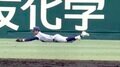 “鉄壁守備”に甲子園熱狂! 決死の“超低空”ダイビングキャッチに「ライト久慈くん熱盛!!」大観衆が拍手喝采