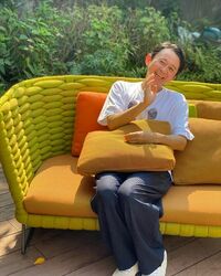 有吉弘行のカメラに照れながらの“おばショット”にファンから「笑顔最高」「いつも可愛い」と反響