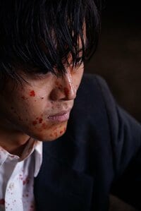 松坂桃李が血まみれのキャリア刑事に　『孤狼の血』新場面写真 解禁