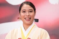 広瀬アリス、妖艶な表情で決めポーズ 『わろてんか』ファッションチェックが話題に