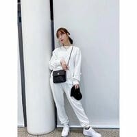 藤田ニコル、CHANELの黒バッグ＆白のセットアップコーデにファン称賛「セットアップかわいすぎる」「シャネル似合う！！」の声 | エンタメ総合 |  ABEMA TIMES | アベマタイムズ