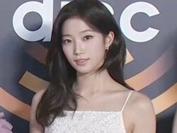 LE SSERAFIM・カズハ、ウエストラインが大胆に開いた豪華衣装に反響「セクシー」「脚の長さよ」