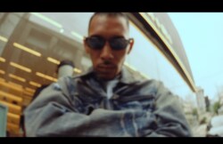 IO、新曲「左利きのBenz」(Prod. Chaki Zulu) 配信 & MV公開 今秋発売の4th ALBUM「four」のジャケットデザイン公開