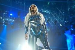 “元バスケ”ムキムキ女子レスラー、私服からチラ見えする腹筋が「えげつない」と話題…圧巻シックスパックが「仕上がりすぎ」