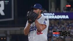 思わず笑っちゃう？ “8月絶好調”ド軍カーショーの“ド真ん中”に空振り三振→バッターがまさかのリアクション