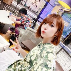 「ちらり下野さん」内田真礼の「声優と夜あそび」オフショットにファン歓喜