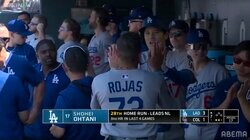 「デコピン！」大谷翔平、28号弾でド軍ベテランと大はしゃぎ！ ベンチで一瞬捉えたお茶目すぎるポーズに“ほっこり”