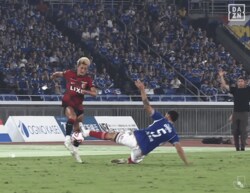 「退場じゃない？」危険な“足裏タックル”がノーファウル判定で波紋…鈴木優磨を吹っ飛ばしたエドゥアルドに鹿島監督が再び激昂「ガッツリ足を上げてる」「怪我するって」