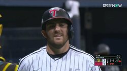 無回転ナックルに思わず「Oh…」揺れ落ちる超変化に見当違いの空振り 打者が思わず“なんじゃこりゃ”な顔