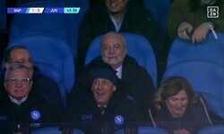 ナポリ名物会長が超ノリノリでSNSザワつく！「跳ばない奴はユベンティーノ」のチャントに乗って飛び跳ねる一部始終…「最高や」「品がない」と両クラブのファンは賛否両論