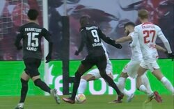 「移籍したらどうなるんだ…」 キング・鎌田大地のアイデアが光る　美しいワンタッチパスから決定機を演出