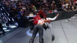 あぶない！ 人気“凶暴”女子レスラーの“交通事故級”タックルが「危険すぎる」…場外で突如起こった乱闘に観客騒然「怪物だ」