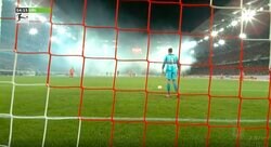 「選手が見えない」「ボールどこ？」 スタジアム騒然！ 堂安の対戦相手サポーターが大量の発煙筒　ピッチが“煙で真っ白”の放送事故