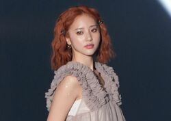 大人気YouTuber・中町綾、透け感たっぷりの衣装から細ウエストちらり！美スタイルに視聴者うっとり