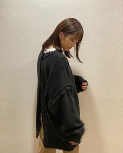 「服装かわいすぎる！」川口葵、大きめニットを着こなしたファッションにファン歓喜