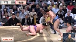 「何列目まで飛んでいった？」大相撲で“審判ひっくり返る”アクシデント 「元々こんな引きはしない」人気力士の異変疑う声も