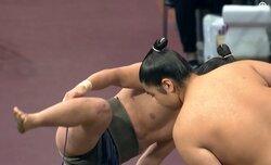 若手力士、取組前に“美四股”で火花 鍛錬の成果に館内から拍手「どっちも四股職人」感嘆の声も