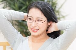 「目のやり場が…」“ポスト壇蜜”29歳グラドル、太もも＆谷間あらわな姿で合コンに登場！ イケメン2人から奪い合われる展開に