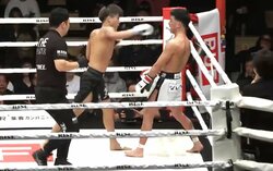 「止めた方がいい！」ノーガードからの衝撃KO “サンドバック状態”に放送席も声を荒げる