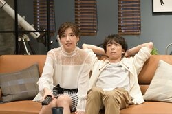 太郎（高橋一生）＆かずな（仲里依紗）の“お家デート”写真公開！『東京独身男子』
