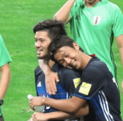 清武弘嗣と山口蛍が女子ファン悶絶のサービスショット公開