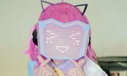 Ajuster des erreurs de 0,1 mm à la lime... Le cosplay high-tech de Rina de Love Live!, fruit d'un travail colossal sur son panneau d'affichage