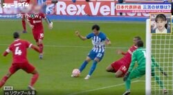 「3人でも止められない」「ちょっと待てよ、プレミアだぞ？」 三笘薫の“異次元すぎるドリブル”のスゴさ　ファウル覚悟の屈強なDF陣を突破するシーン