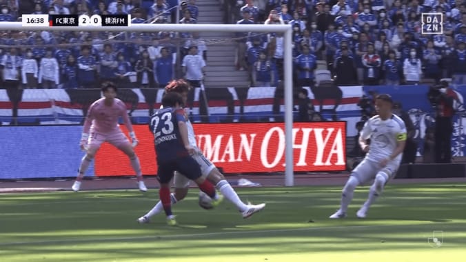 右足を振り抜く佐藤龍之介