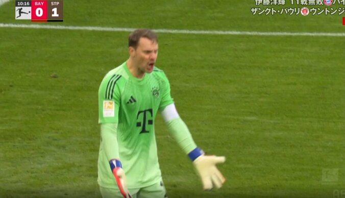 「これは酷い」ありえないミス連発に激昂！GKも様子がおかしくなる「そらキレるわ」「やっちまったな」バイエルンDFのプレーにファン落胆 3枚目