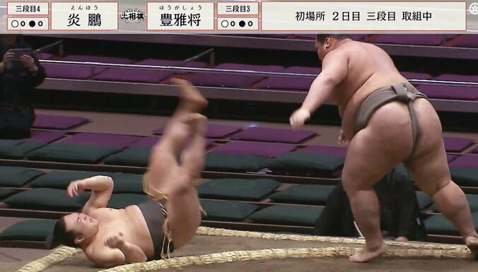 【写真・画像】“怪物”力士に炎鵬が…館内悲鳴 強すぎる三段目力士に「これは怪物」「首こわかった」ファン恐々　1枚目