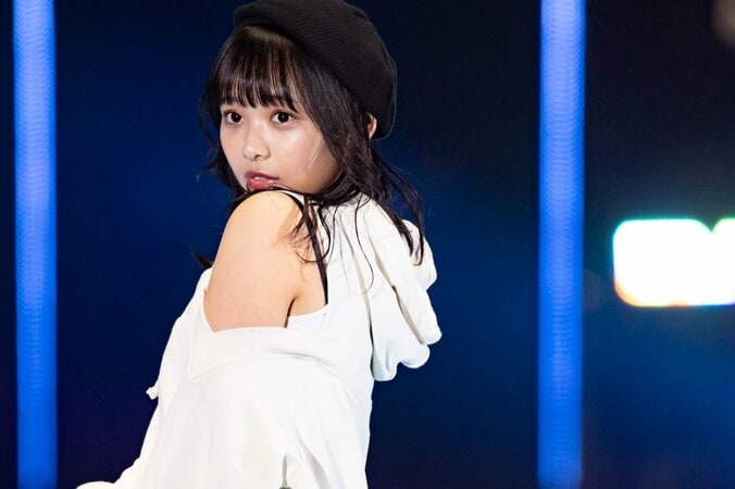 日向坂46が平成最後の『TGC』で3曲ミニライブ、濱岸ひよりが初ランウェイで笑顔を見せる 1枚目