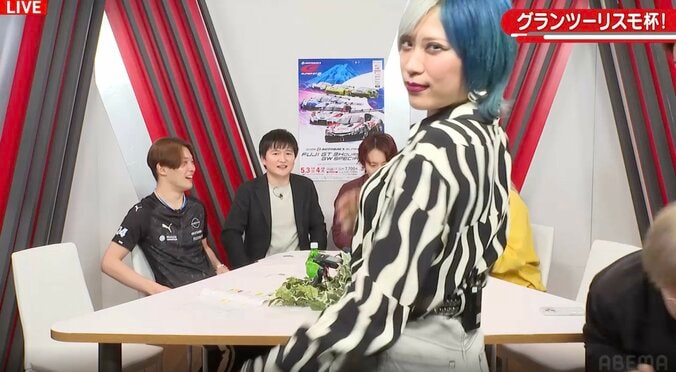 カメラを独り占めする信子