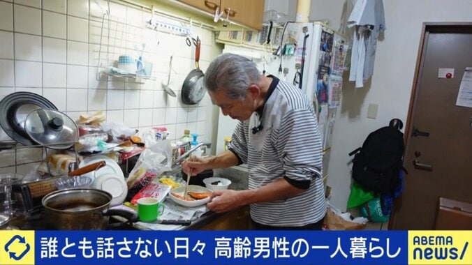 たった1人、キッチンで立ったまま食事する斉藤さん（78）