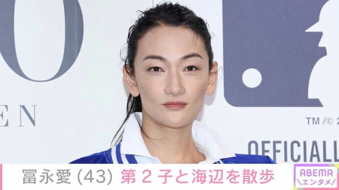 【写真・画像】約20年ぶりに出産・冨永愛（43）、生まれたばかりの第2子と海辺を散歩「産後太りとは無縁ですね」「絵になりますね」などの反響　1枚目