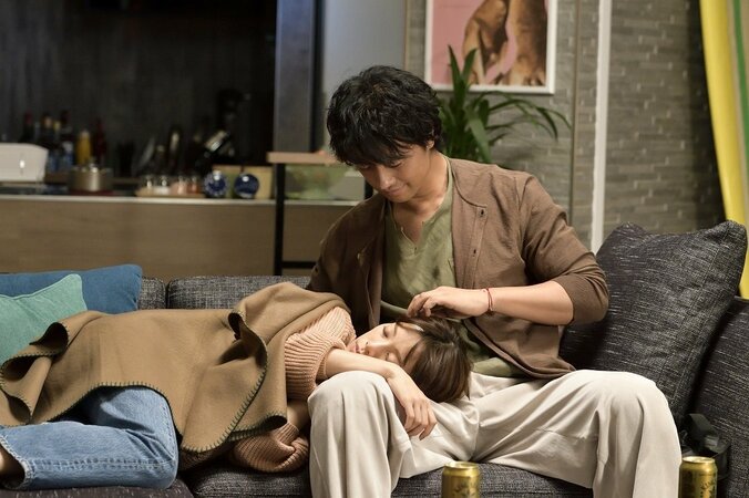 太郎（高橋一生）＆かずな（仲里依紗）の“お家デート”写真公開！『東京独身男子』 3枚目