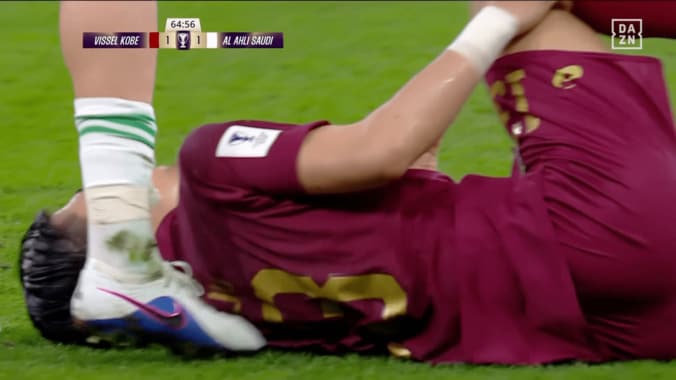 「JリーグだったらPK」神戸MFを襲った“疑惑の接触”に騒然！「中東の笛ではない」「かわしてるのに倒されてるやん」 4枚目