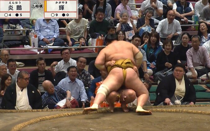 「あぶないよ炎鵬」「スープレックス?」炎鵬、“プロレス技”のような秘技炸裂も土俵際で“あわや” 169キロを全身に浴びて土俵下に落下 2枚目
