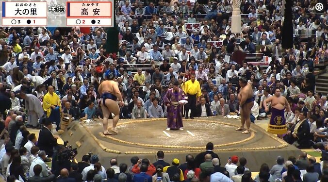 高安の頭上を飛んでいく座布団