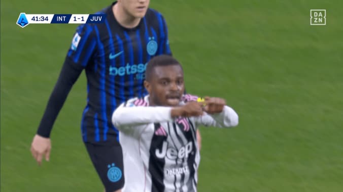 「明らかな誤審だ」ユヴェントスDFの“不可解退場”→審判委員長が異例謝罪！「レフェリーを騙そうとした」インテルDFに苦言も 5枚目