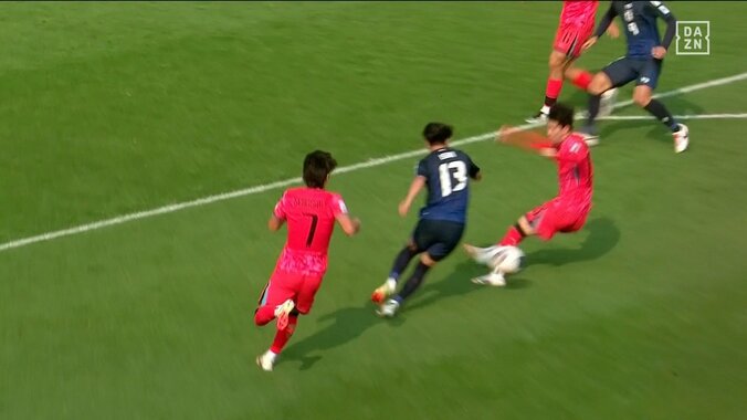 【映像】圧巻足技でファウルを誘発した瞬間