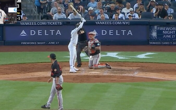 【写真・画像】一体、何が起きた？ 山本由伸にピッチャーライナー直撃…“まさかの展開”「どうなってる？」スゴい体勢から“想定外のミラクルプレー”… ファン騒然　1枚目