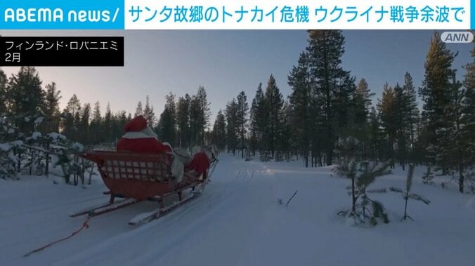 ソリに乗るサンタ