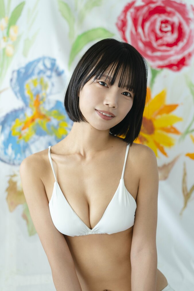 ideal peco・夏目綾、約3年半ぶりのグラビア復帰 デジタル写真集発売、スク水や真っ白水着で絵の具まみれに 3枚目