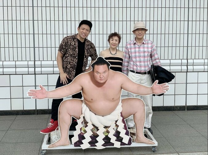 はなわ、両親と初の相撲観戦「親孝行にもってこいの大相撲。おすすめです」 1枚目