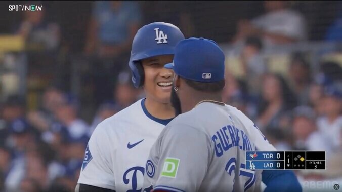 大谷翔平が塁上で「イチャイチャ」 笑顔の“再会”に反響続々「大谷大好きゲレーロ」「怒ってたけど大谷さん来てにこにこ」 2枚目