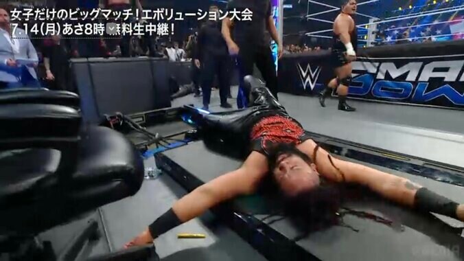 アナウンステーブルにジェイコブを叩きつける