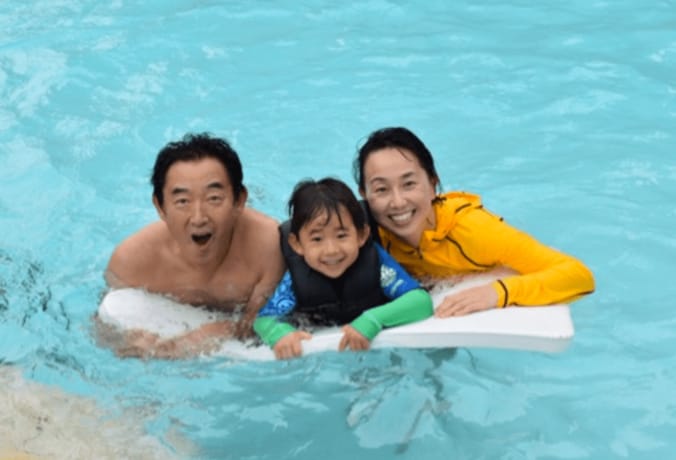 東尾理子、水着から伸びる美脚に賞賛の声　「ママには見えない」 1枚目