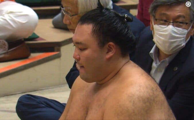 【写真・画像】「え、これホンモノ?」朝乃山の背後に“まさか”の人物 熱海富士を撃破で館内騒然での一コマ 1枚目