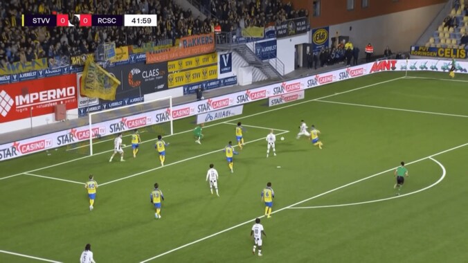 細かいステップでシュートに備える小久保玲央ブライアン